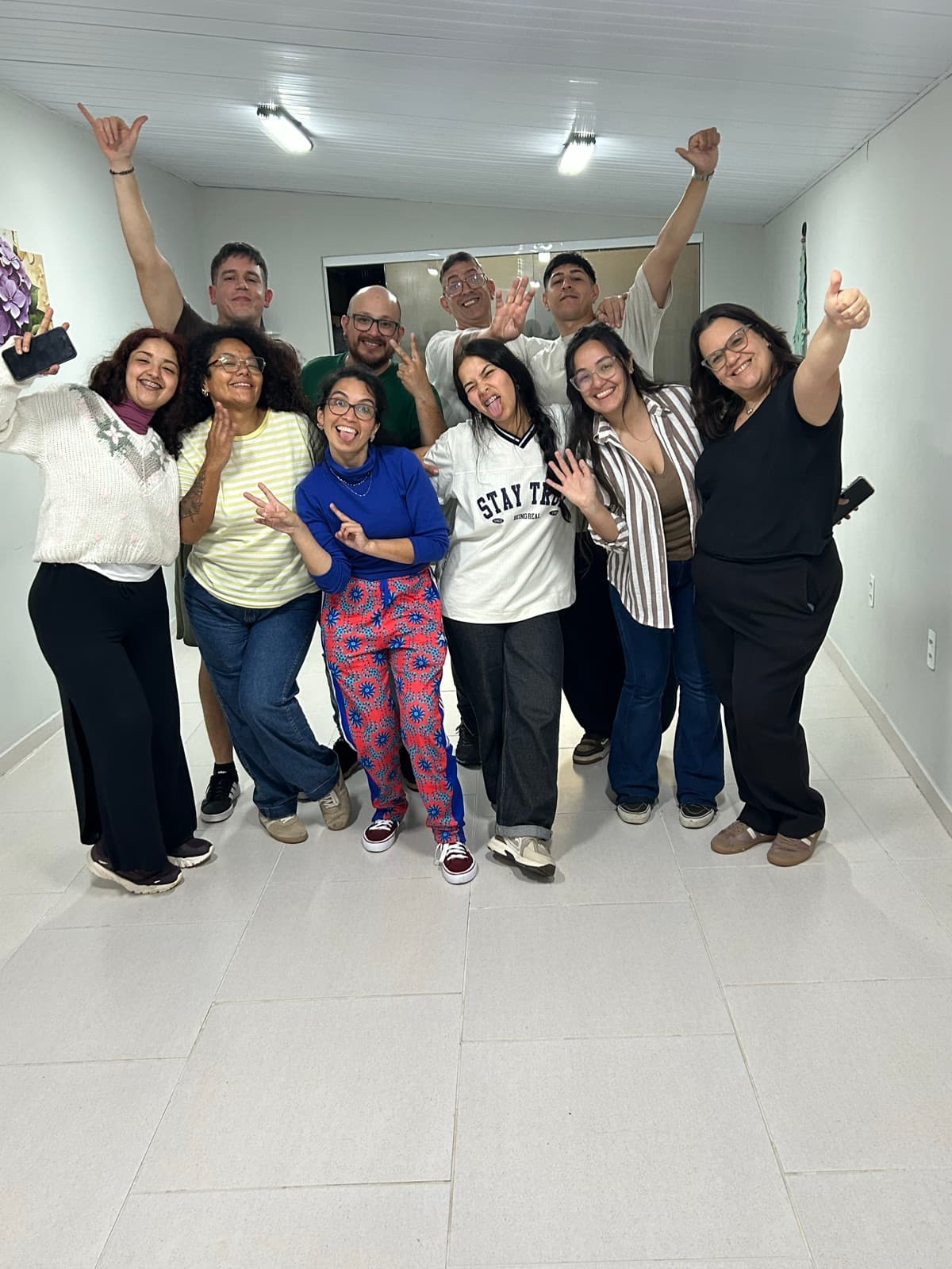 Foto grupal del taller, todos sonriendo y saludando a la cámara