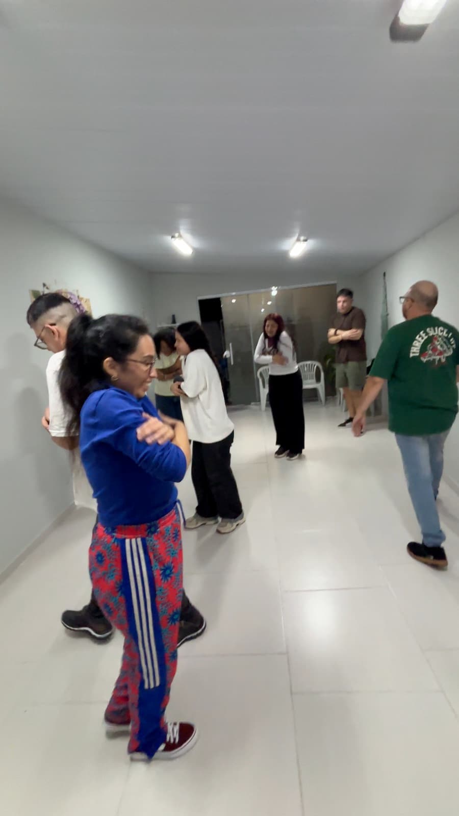 Participantes desplazándose por la sala en un ejercicio de movimiento